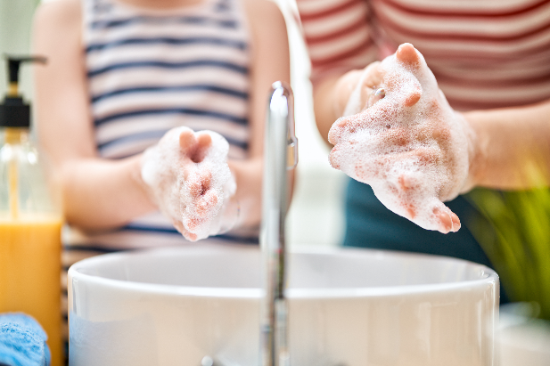 Washing kids hands